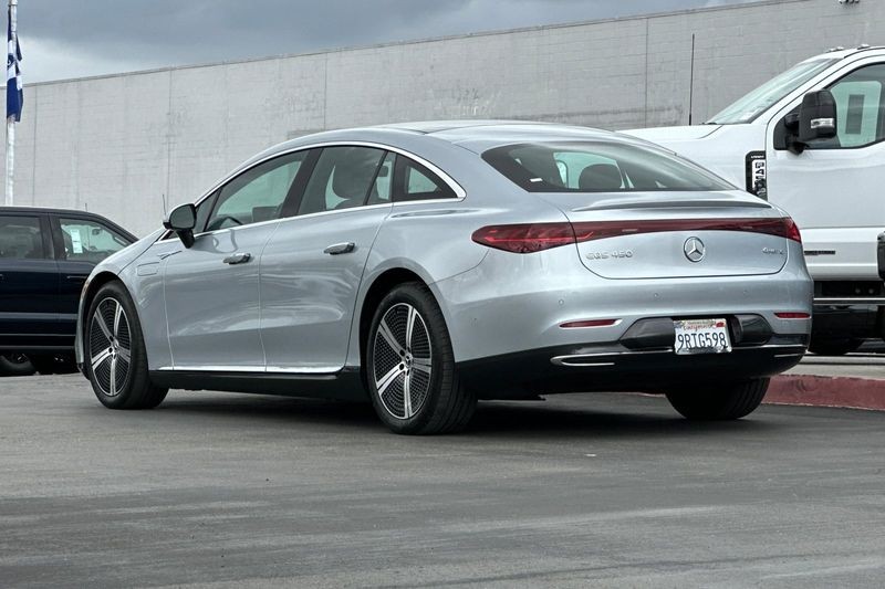 Mercedes-Benz EQS Vehicle Full-screen Gallery Image 05