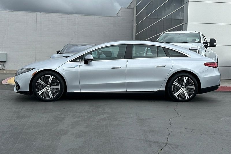 Mercedes-Benz EQS Vehicle Full-screen Gallery Image 06