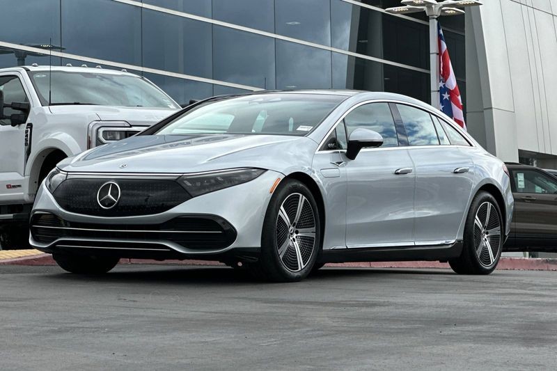 Mercedes-Benz EQS Vehicle Full-screen Gallery Image 07