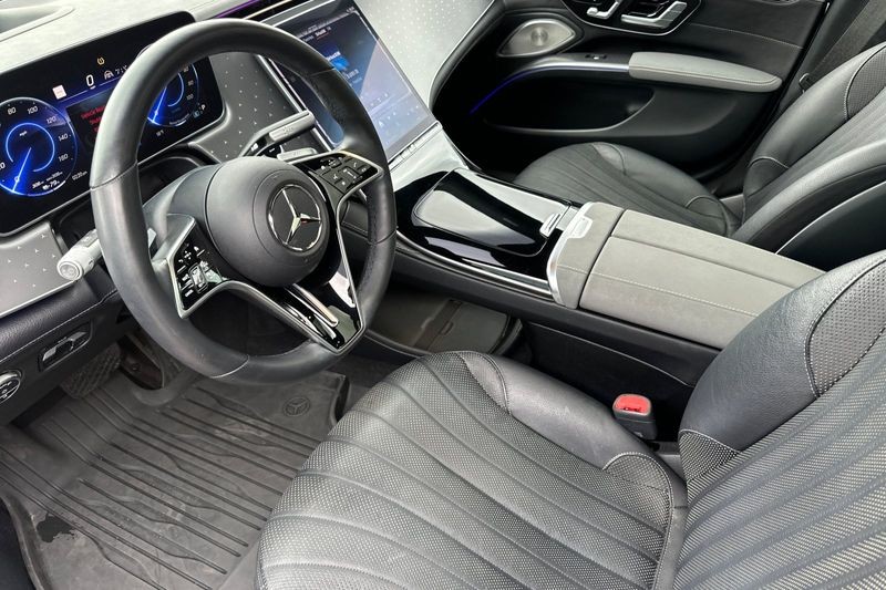 Mercedes-Benz EQS Vehicle Full-screen Gallery Image 09