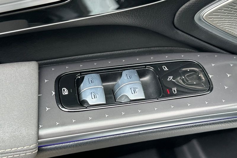 Mercedes-Benz EQS Vehicle Full-screen Gallery Image 11