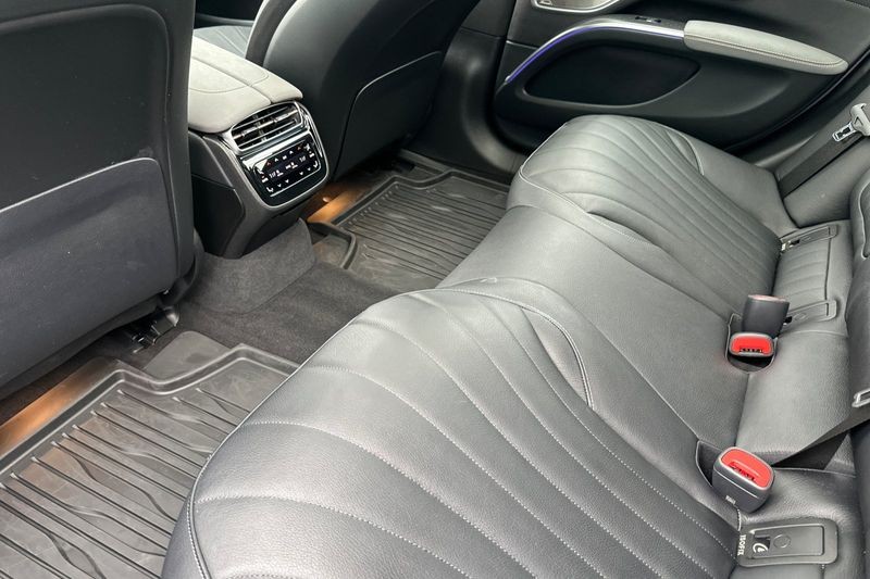 Mercedes-Benz EQS Vehicle Full-screen Gallery Image 12