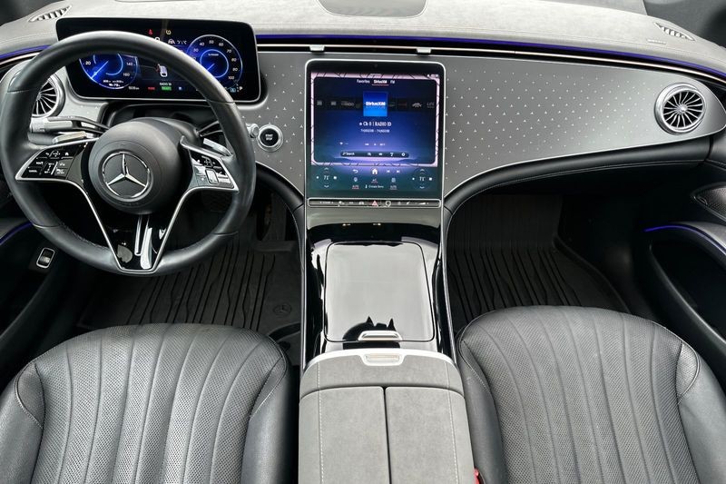 Mercedes-Benz EQS Vehicle Full-screen Gallery Image 13