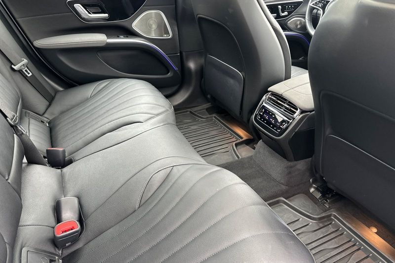 Mercedes-Benz EQS Vehicle Full-screen Gallery Image 15