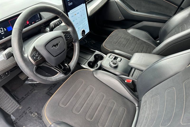 Ford Mustang Mach-E Vehicle Full-screen Gallery Image 09