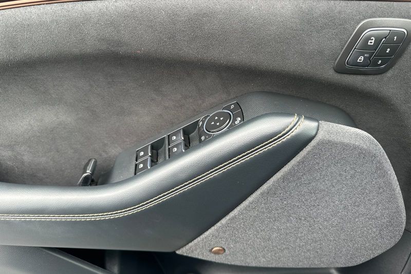 Ford Mustang Mach-E Vehicle Full-screen Gallery Image 10