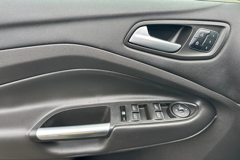 Ford Escape Vehicle Full-screen Gallery Image 10