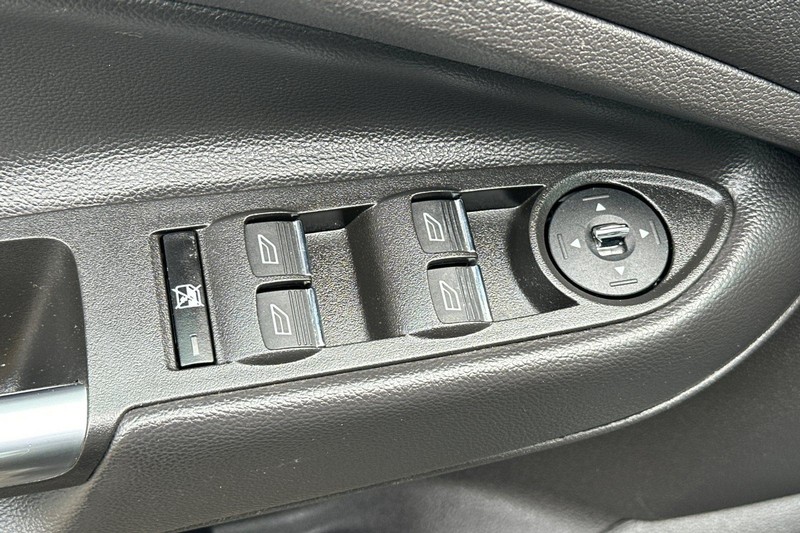 Ford Escape Vehicle Full-screen Gallery Image 11