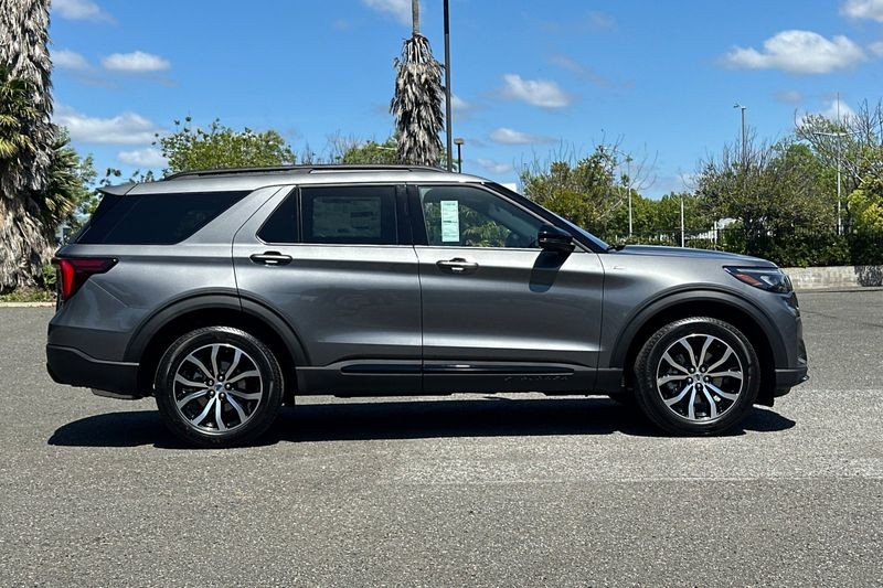 Ford Explorer Vehicle Full-screen Gallery Image 02