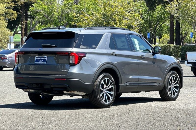 Ford Explorer Vehicle Full-screen Gallery Image 03