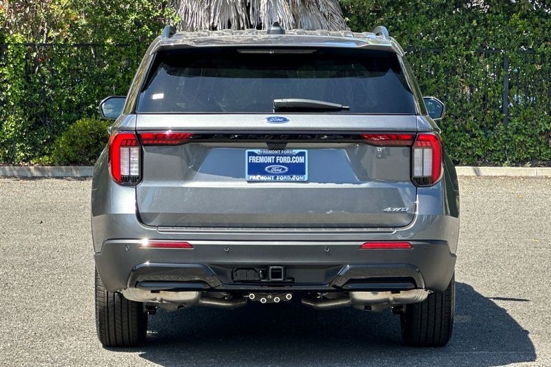 Ford Explorer Vehicle Full-screen Gallery Image 04