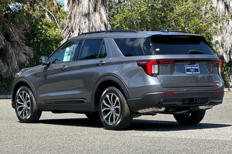 Ford Explorer Vehicle Full-screen Gallery Image 05