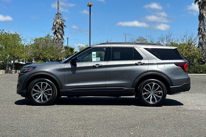 Ford Explorer Vehicle Full-screen Gallery Image 06