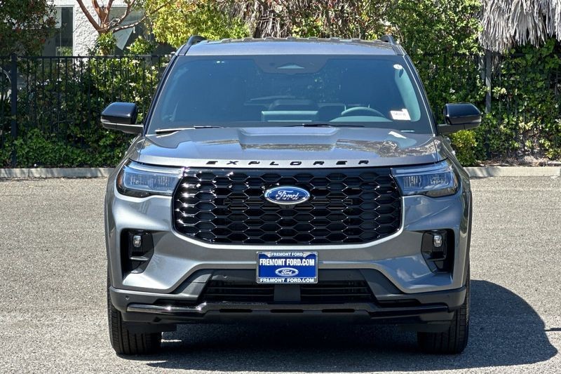 Ford Explorer Vehicle Full-screen Gallery Image 08