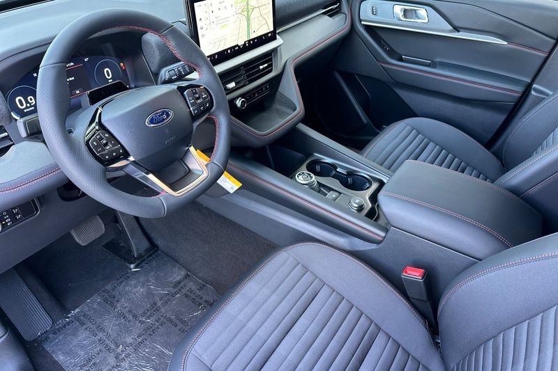 Ford Explorer Vehicle Full-screen Gallery Image 09