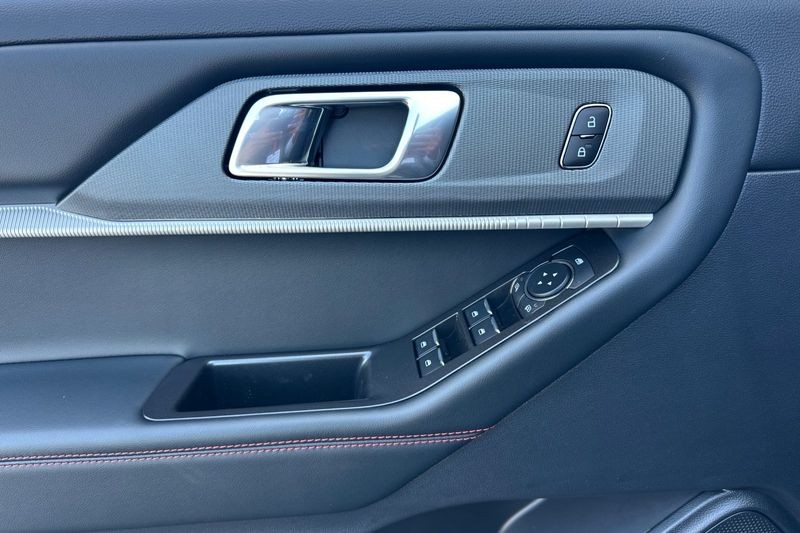 Ford Explorer Vehicle Full-screen Gallery Image 10