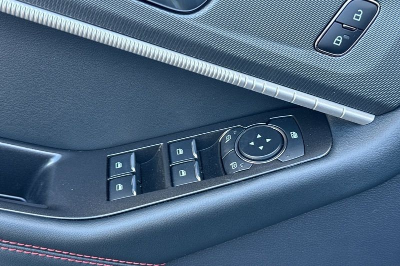 Ford Explorer Vehicle Full-screen Gallery Image 11