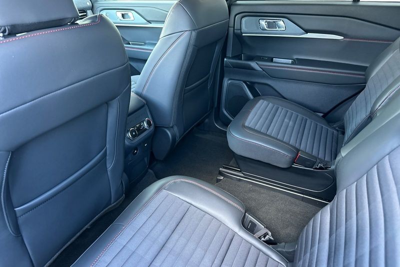 Ford Explorer Vehicle Full-screen Gallery Image 12