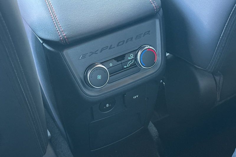 Ford Explorer Vehicle Full-screen Gallery Image 13