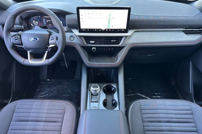 Ford Explorer Vehicle Full-screen Gallery Image 14