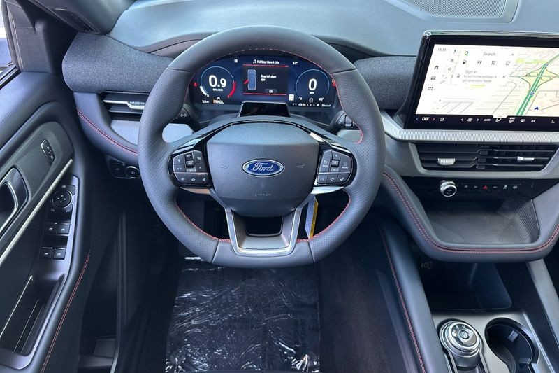 Ford Explorer Vehicle Full-screen Gallery Image 15