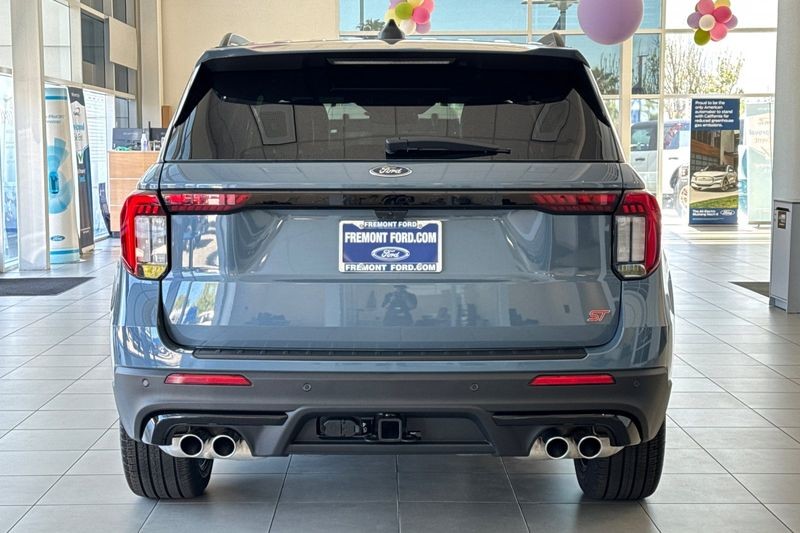 Ford Explorer Vehicle Full-screen Gallery Image 04