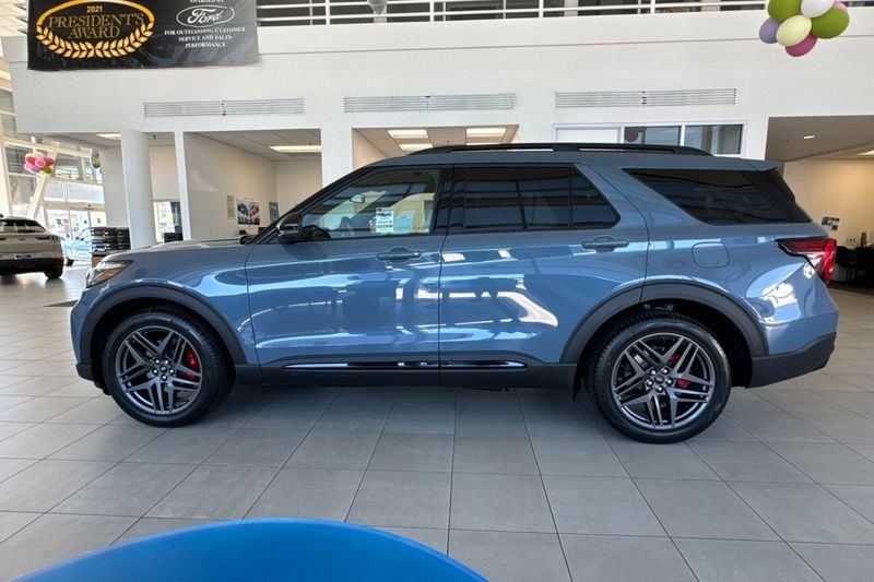 Ford Explorer Vehicle Full-screen Gallery Image 06