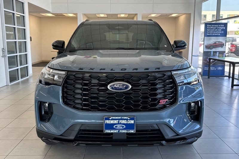 Ford Explorer Vehicle Full-screen Gallery Image 08