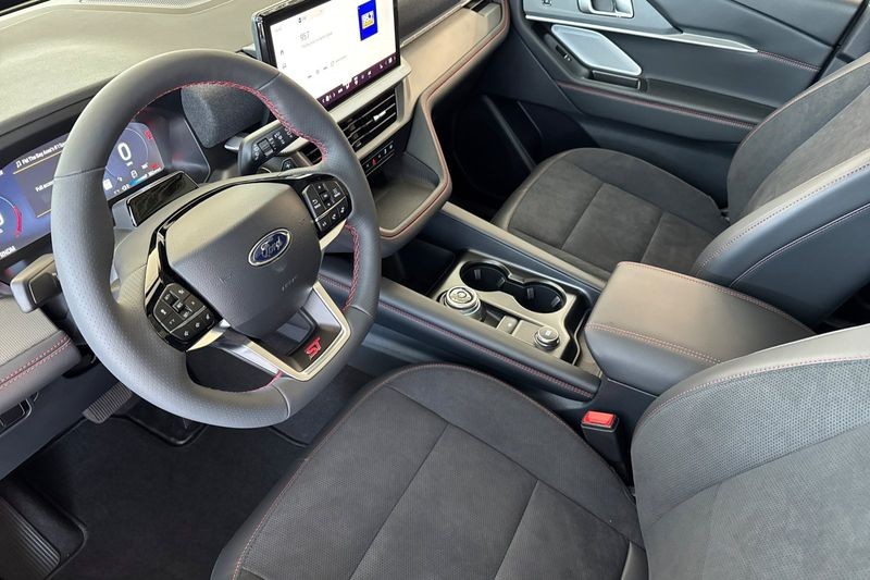 Ford Explorer Vehicle Full-screen Gallery Image 09