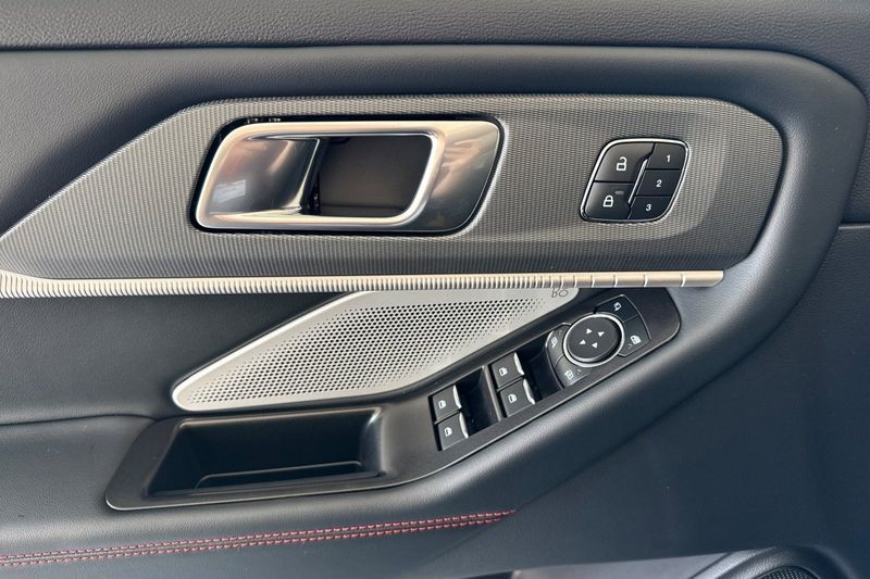 Ford Explorer Vehicle Full-screen Gallery Image 10