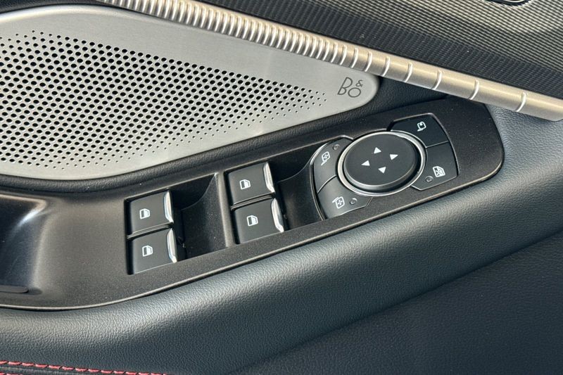 Ford Explorer Vehicle Full-screen Gallery Image 11