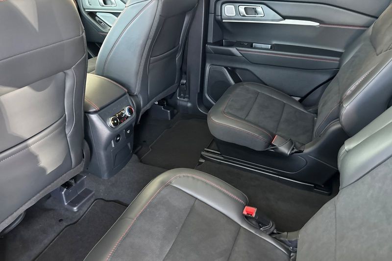 Ford Explorer Vehicle Full-screen Gallery Image 12