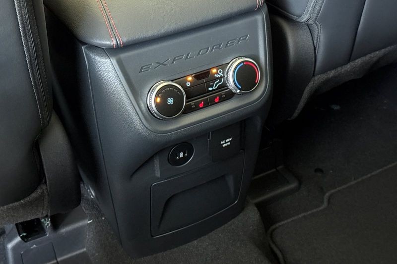 Ford Explorer Vehicle Full-screen Gallery Image 13