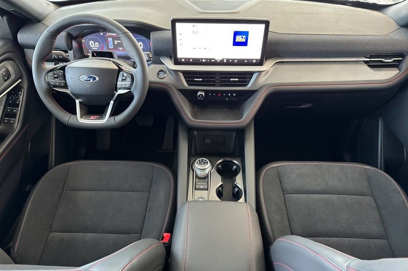 Ford Explorer Vehicle Full-screen Gallery Image 14