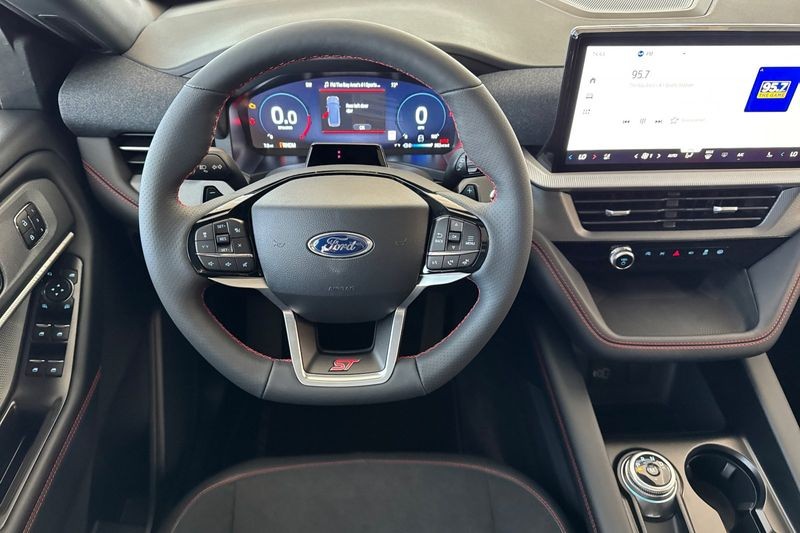 Ford Explorer Vehicle Full-screen Gallery Image 15