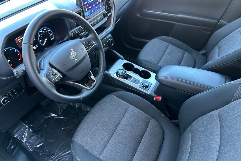 Ford Bronco Sport Vehicle Full-screen Gallery Image 04