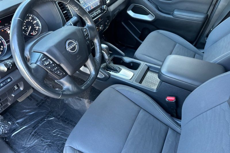 Nissan Frontier Vehicle Full-screen Gallery Image 09