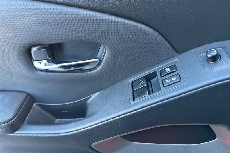 Nissan Frontier Vehicle Full-screen Gallery Image 10