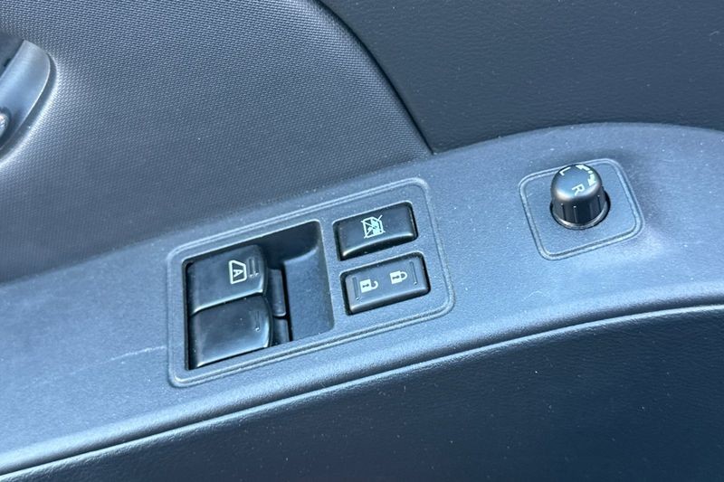 Nissan Frontier Vehicle Full-screen Gallery Image 11