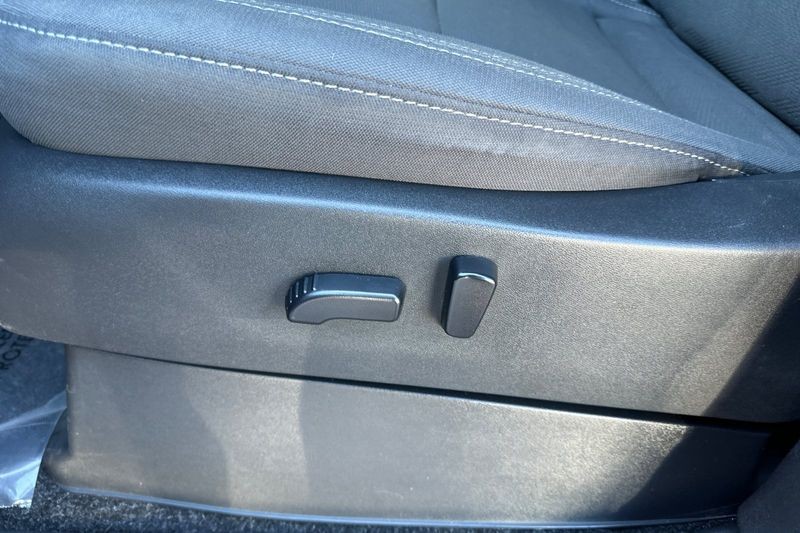 Nissan Frontier Vehicle Full-screen Gallery Image 12