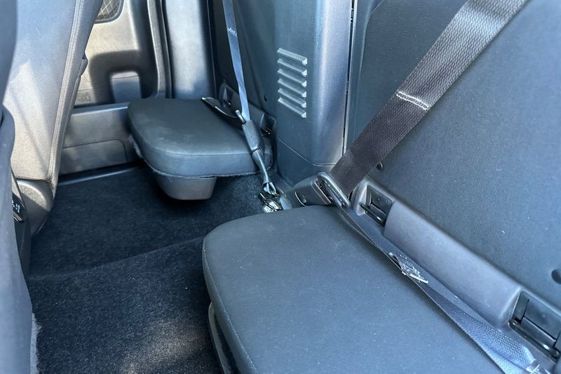 Nissan Frontier Vehicle Full-screen Gallery Image 13