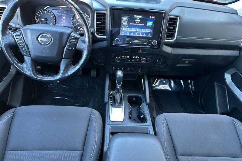 Nissan Frontier Vehicle Full-screen Gallery Image 14