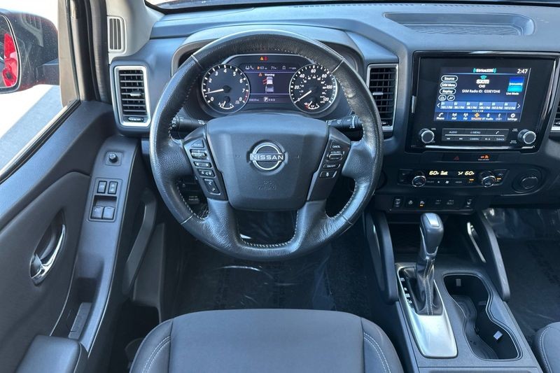 Nissan Frontier Vehicle Full-screen Gallery Image 15