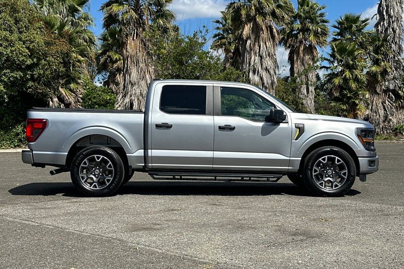 Ford F-150 Vehicle Full-screen Gallery Image 02