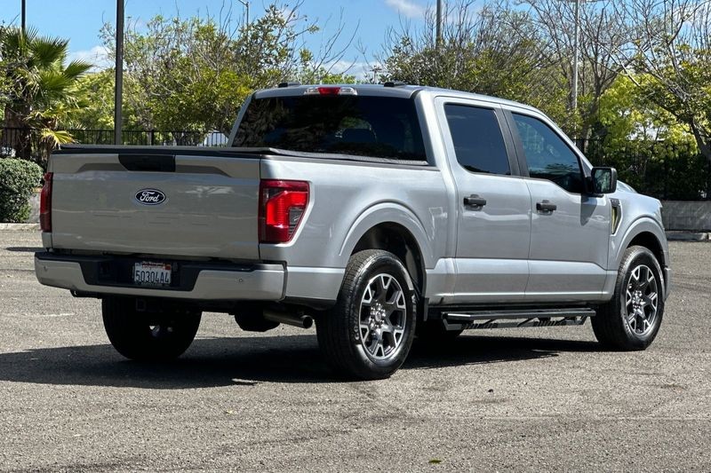 Ford F-150 Vehicle Full-screen Gallery Image 03