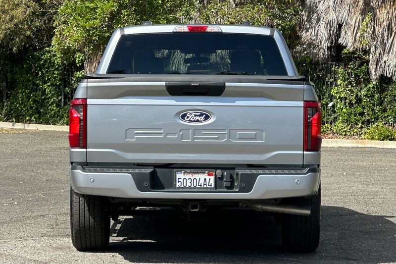 Ford F-150 Vehicle Full-screen Gallery Image 04