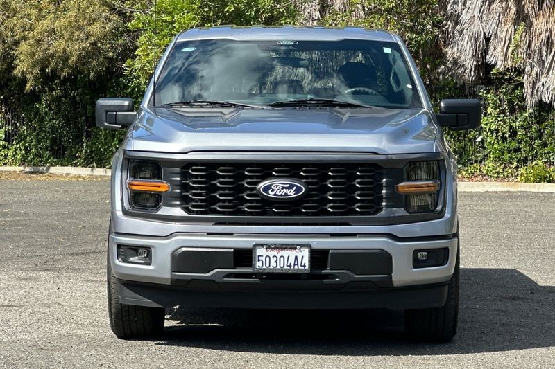 Ford F-150 Vehicle Full-screen Gallery Image 09