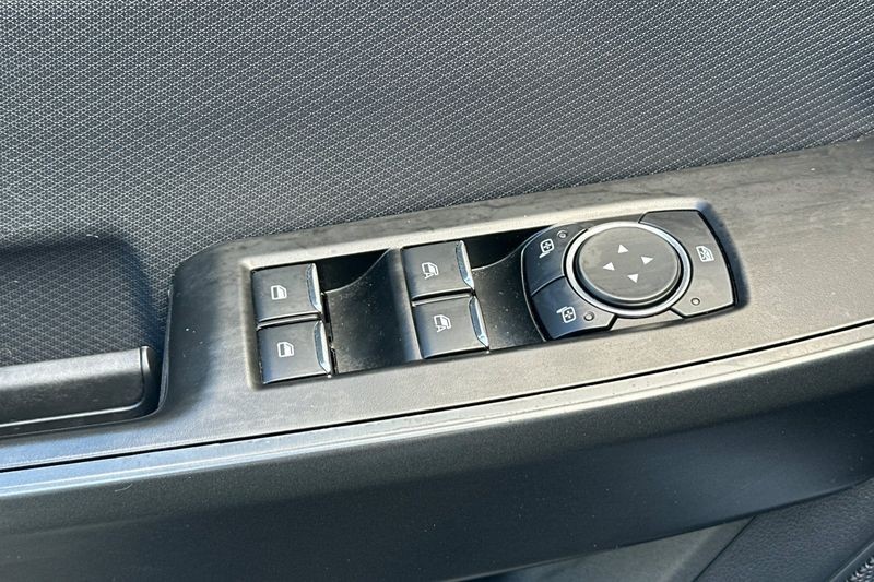 Ford F-150 Vehicle Full-screen Gallery Image 12