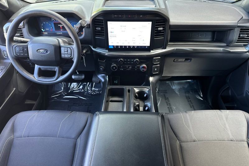 Ford F-150 Vehicle Full-screen Gallery Image 15