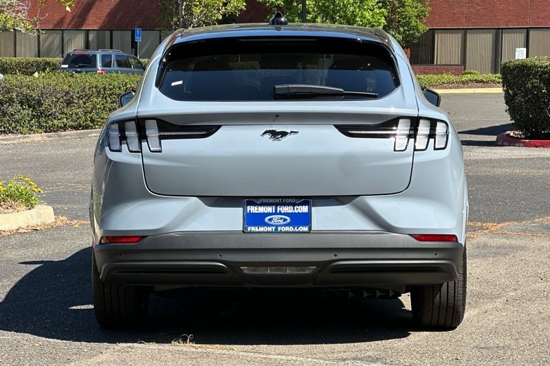 Ford Mustang Mach-E Vehicle Full-screen Gallery Image 04